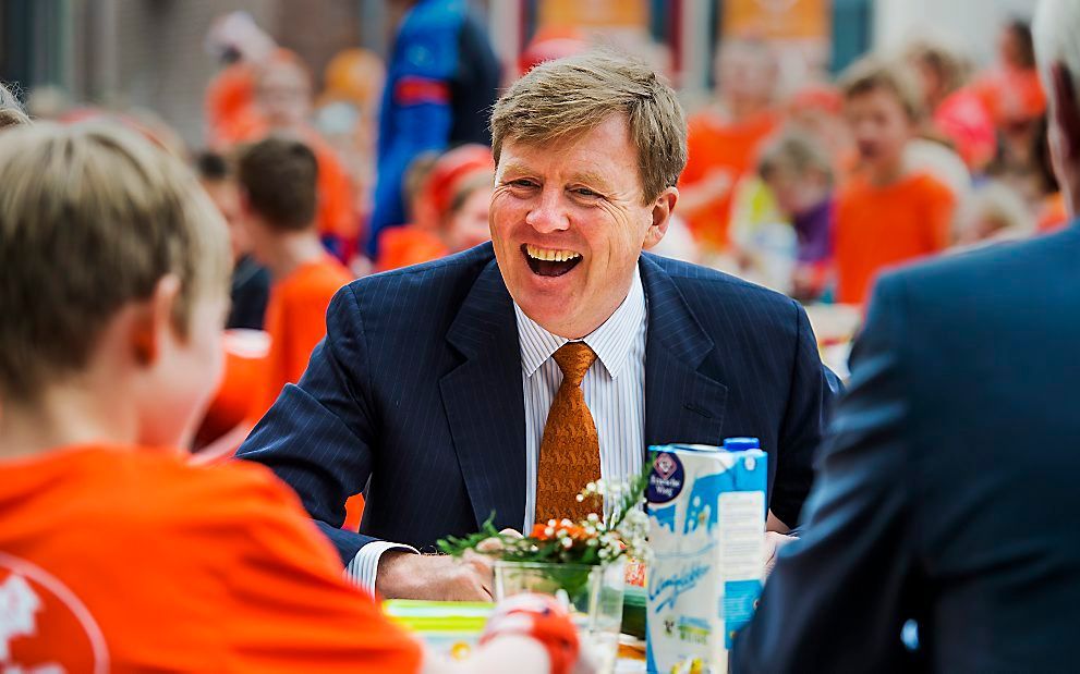 Koning Willem-Alexander aan het ontbijt voorafgaand aan de Koningsspelen van de drie basisscholen Het Lichtschip, De Horizon en De Regenboog in Ens. De spelen zijn een dag vol bewegen voor kinderen, die wordt voorafgegaan door een feestelijk Koningsontbij