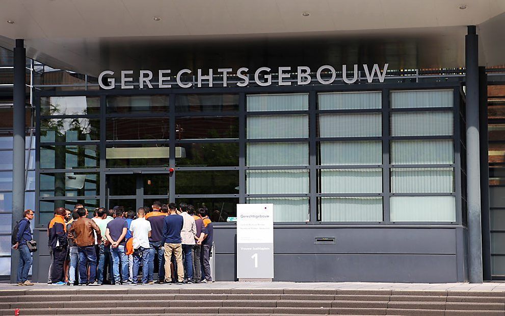 Zelfstandige pakketbezorgers voor het gerechtsgebouw in Utrecht zaterdag tijdens een kort geding. Beeld ANP