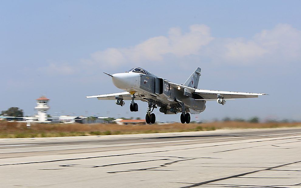 Een Russische straaljager van het type Soechoj Su-24 stijgt op van de vliegbasis in Latakia. beeld AFP