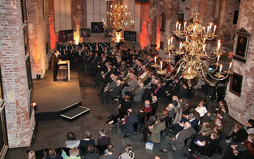 Ds. Nikolaus Schneider, preses van de Evangelische Kirche in Deutschland (EKD), sprak maandagavond in Emden in de Johannes a Lasco Bibliotheek op een congres over het gereformeerd protestantisme in Europa. Foto RD