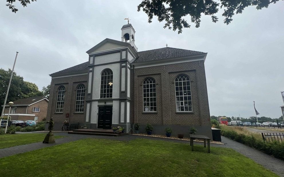 De klok van de voormalige hervormde kerk in het Drentse Schoonoord luidt weer. beeld RTV Drenthe, Petra Wijnsema