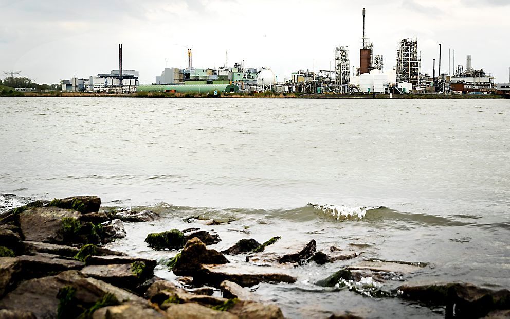 Chemiebedrijf Chemours, gelegen aan de rand van Dordrecht, loosde de stof GenX eerder in de rivier de Merwede. beeld ANP