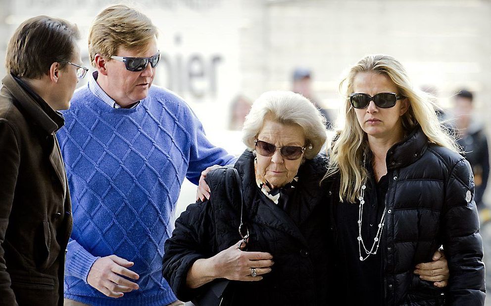 Prins Constantijn, prins Willem Alexander, koningin Beatrix en prinses Mabel komen samen aan bij het Landeskrankenhaus voor een bezoek aan Prins Friso. ANP