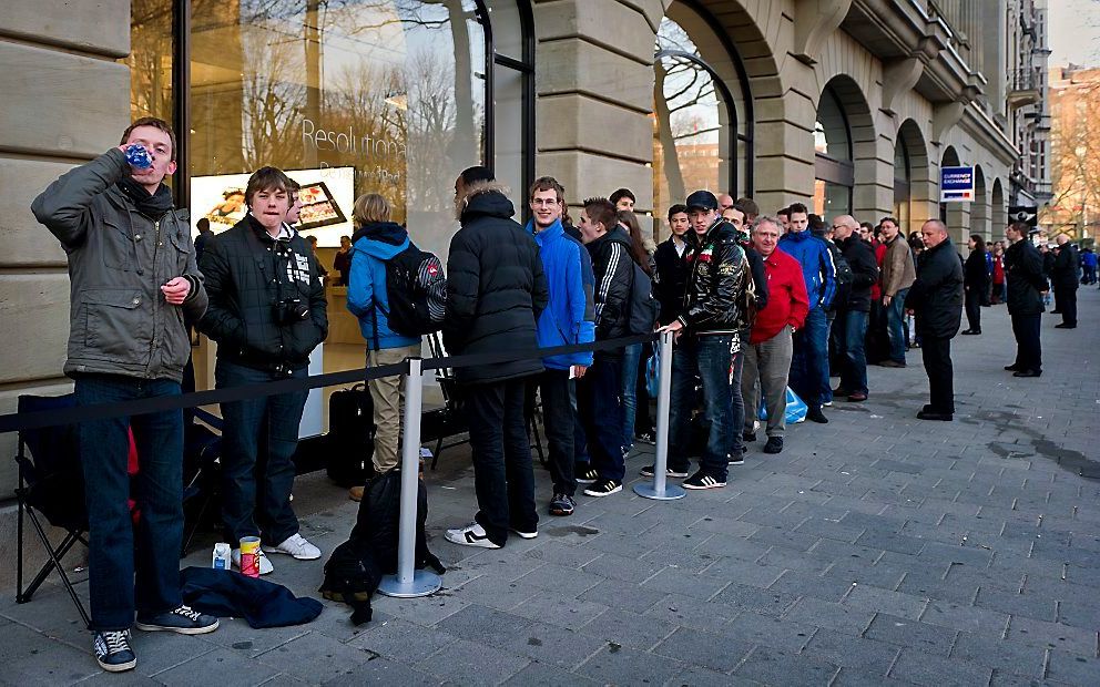 Lange rij voor de Apple Store in Amsterdam. Foto ANP