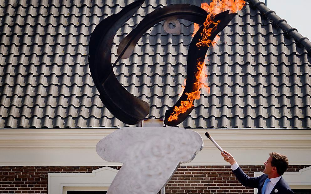 Premier Rutte onsteekt het bevrijdingsvuur op Bevrijdingsdag 2011. Foto ANP