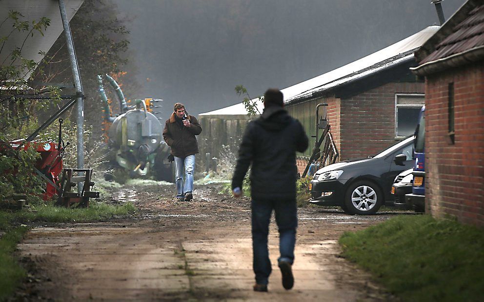 Op het erf rond de boerderij van de verdachte in de zaak rond de moord op Marianne Vaatstra lopen politiemensen. Foto ANP