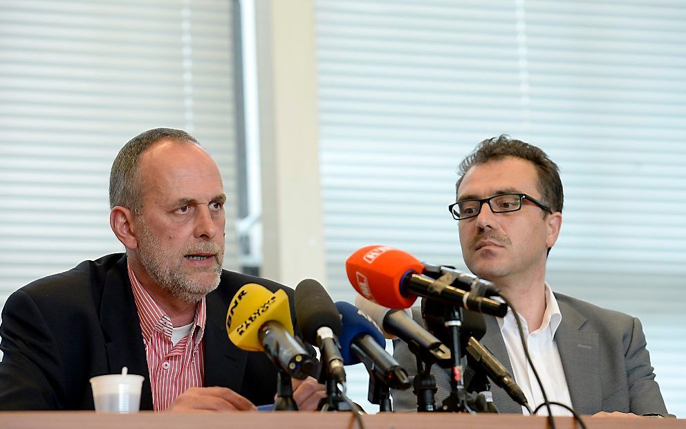 Rector Bart Renders (l.) en voorzitter Ayhan Tonca van de Raad van Bestuur van de Islamitische Scholengemeenschap Ibn Ghaldoun geven een persconferentie naar aanleiding van de diefstal van de examens door scholieren. Beeld ANP