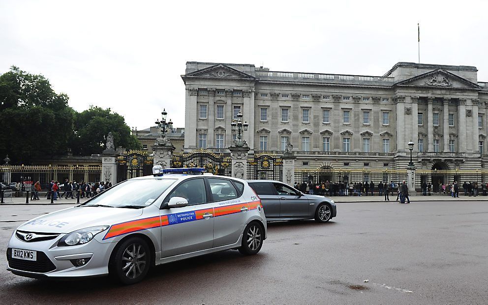 Een politiewagen bij het paleis. Een 44-jarige man met een mes is maandag aangehouden toen hij probeerde Buckingham Palace binnen te komen. Foto EPA