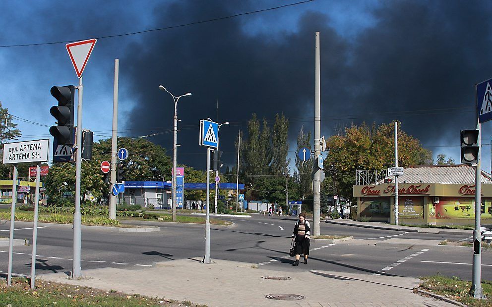 Rook boven het vliegveld van Donetsk, donderdag. beeld EPA