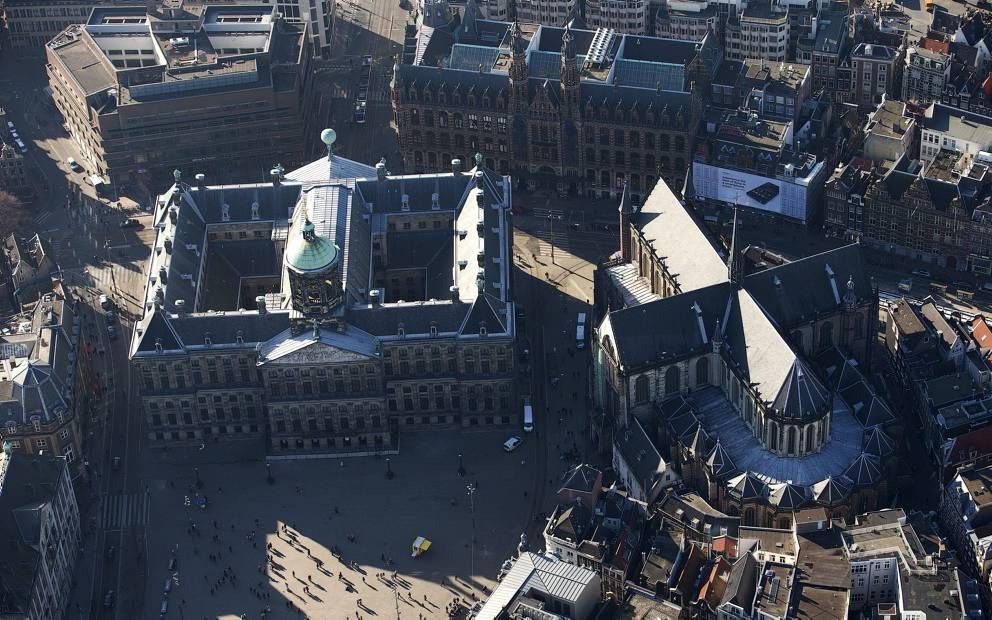 De Amsterdamse Mozes en Aäronstraat met aan weerszijden het Paleis op de Dam en de Nieuwe Kerk. beeld ANP