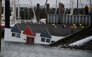 Het zinkende platform in de haven van Breskens. beeld HV Zeeland