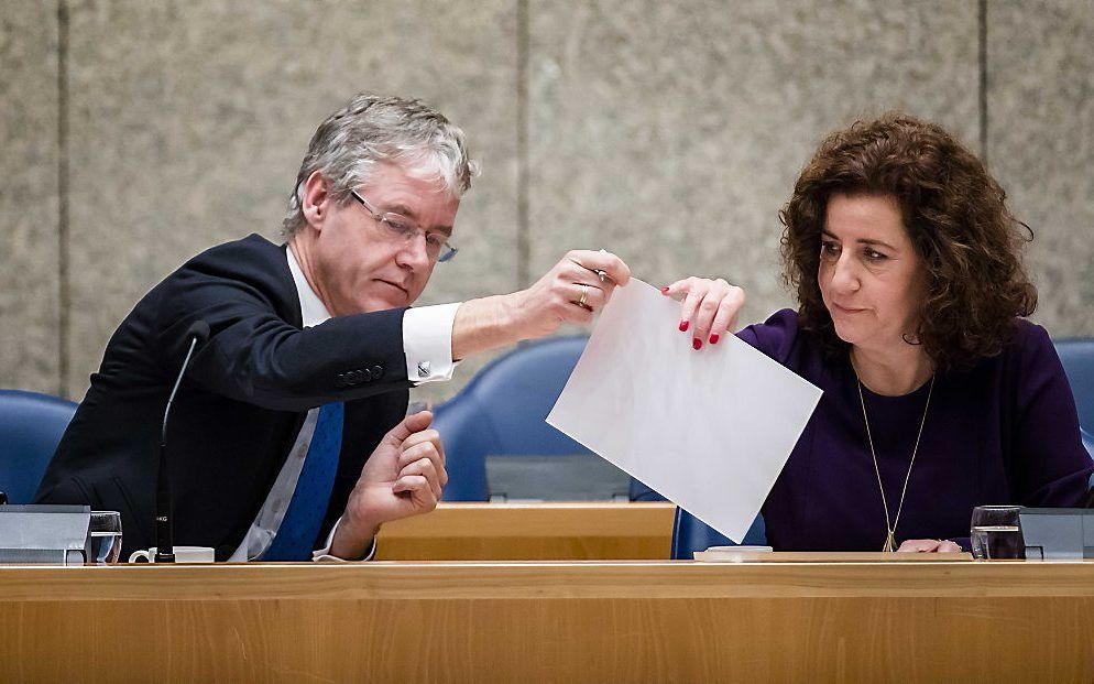 Minister Ingrid van Engelshoven van Onderwijs, Cultuur en Wetenschap (D66) en Minister Arie Slob voor Basis- en Voortgezet Onderwijs en Media (ChristenUnie) in de Tweede Kamer tijdens het debat over de onderwijsbegroting. beeld ANP, Bart Maat