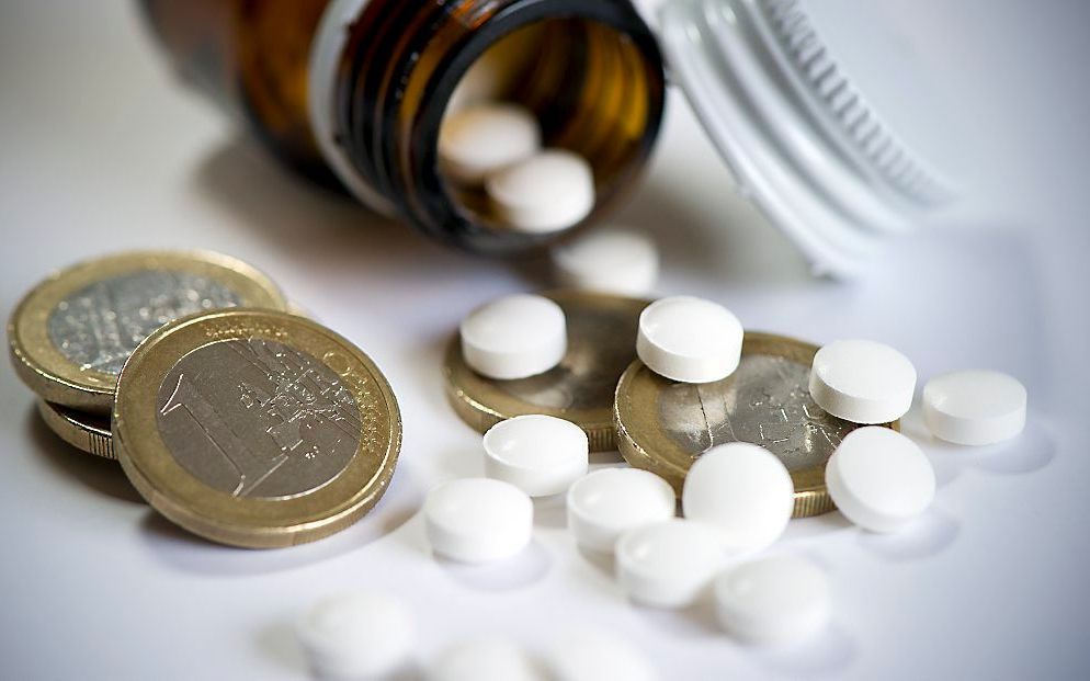 De farmaceutische industrie betaalt medisch specialisten van specifieke beroepsgroepen miljoenen voor advieswerk, spreekbeurten en onkostenvergoedingen bij een congresbezoek. De industrie richt zich op bepaalde specialisten zoals reumatologen, urologen, l