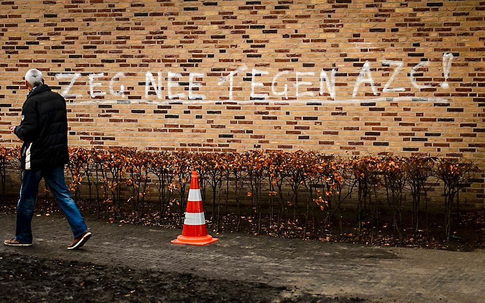 Leus tegen de komst van een azc op het gemeentehuis van Geldermalsen. beeld ANP