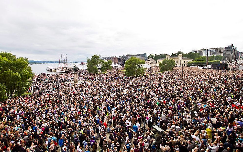 Noren nemen in Oslo massaal deel aan de rozenmars. Foto EPA