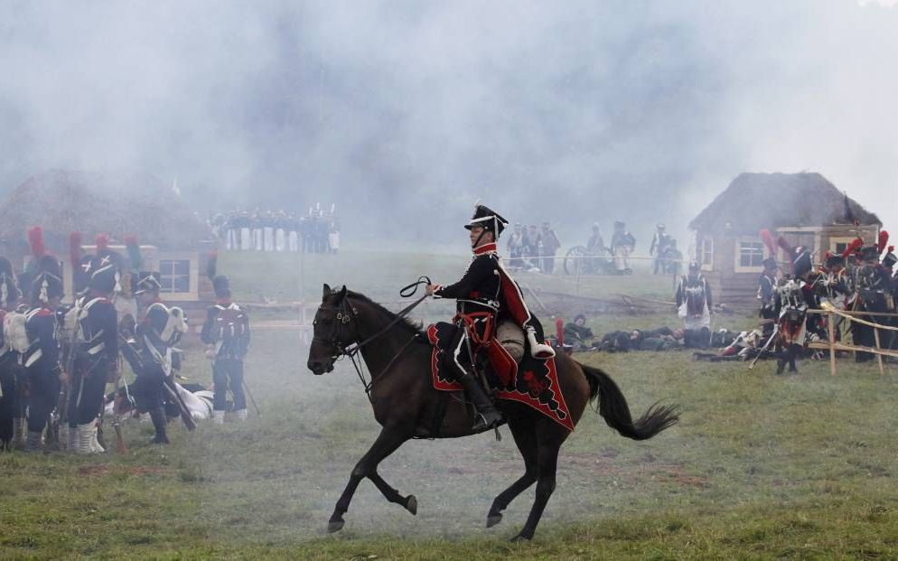 Leden van historische verenigingen, gekleed als Russische en Franse soldaten, spelen in september 2010 in de buurt van Moskou de Slag bij Borodino. Foto EPA