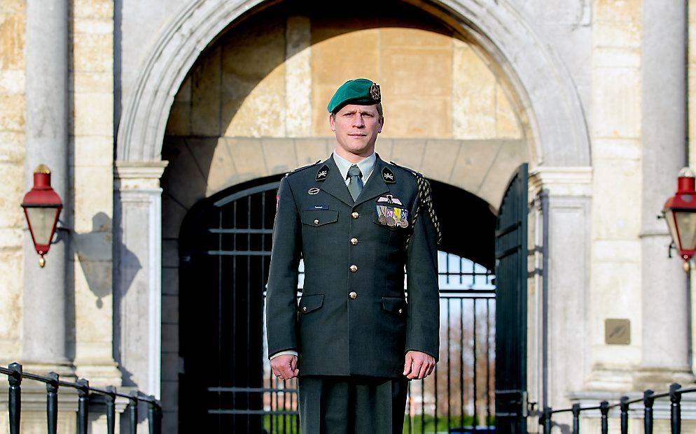 Koning Willem-Alexander reikt donderdag de Militaire Willems-Orde uit aan oud-commando Gijs Tuinman. Dat gebeurt tijdens een militaire ceremonie op het Binnenhof in Den Haag. beeld ANP