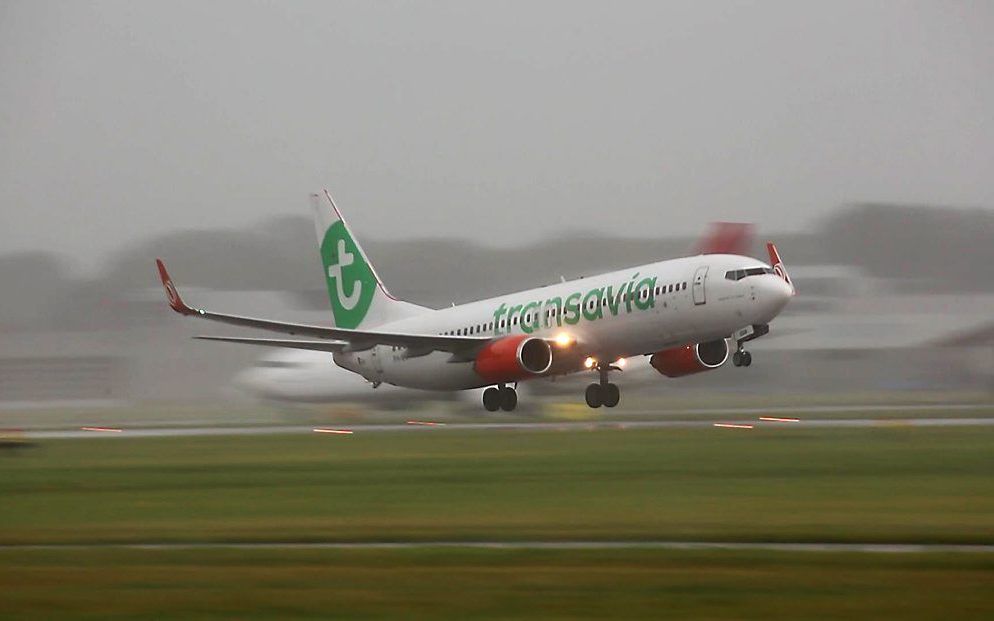 Het toestel van Transavia tijdens de landing, zaterdag op Schiphol. Beeld ANP