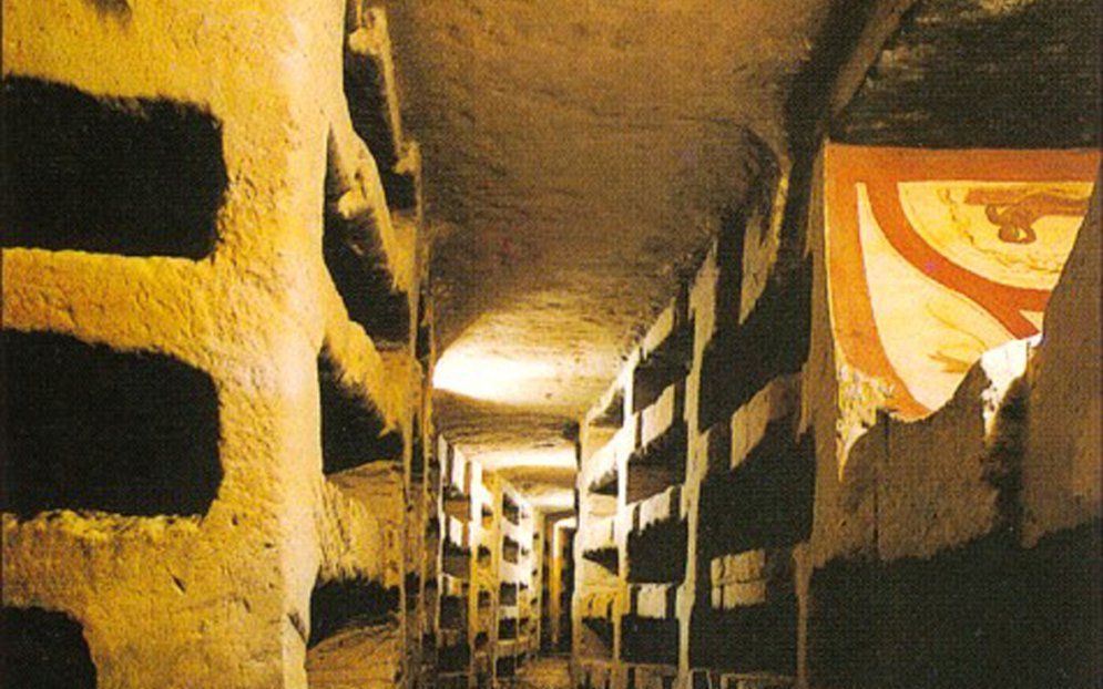 VALKENBURG – Gang met grafnissen in de reconstructie van de Romeinse catacomben in Valkenburg. Foto Heiligehuizenvalkenburg.nl