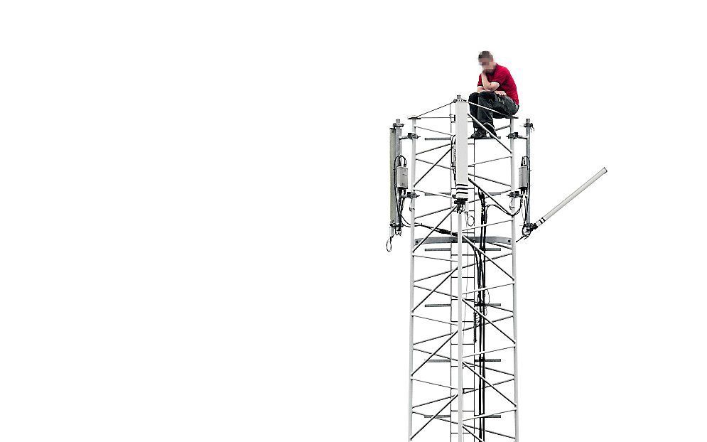 De man die donderdag de hele dag in een telefoonmast in Cuijk zat, wordt verdacht van brandstichting in het huis waar donderdagochtend drie doden werden gevonden. De 23-jarige inwoner van Cuijk werd boven op de paal aangehouden en uit de mast gehaald. ANP