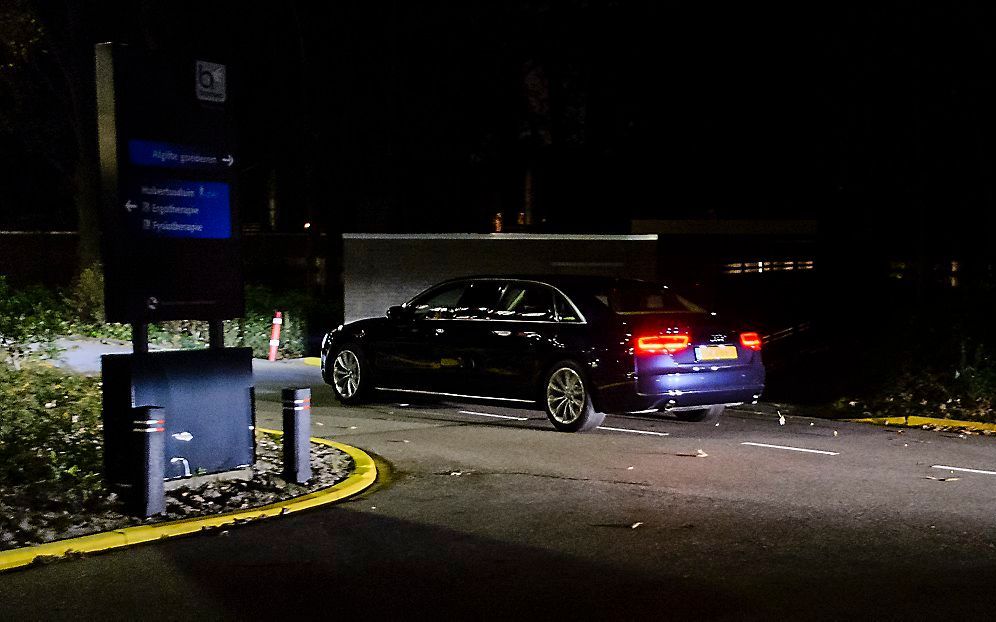 De koning arriveert donderdagavond bij het ziekenhuis in Den Haag. Beeld ANP