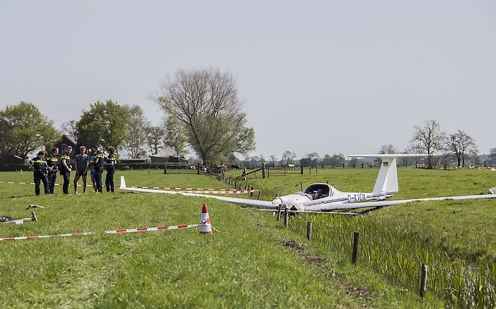 Een gemotoriseerd zweefvliegtuigje gecrasht in een weiland. Van de twee inzittenden is er een gewond geraakt. beeld ANP