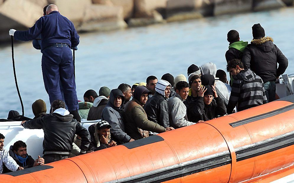 Boot met vluchtelingen nabij Lampedusa. Foto EPA