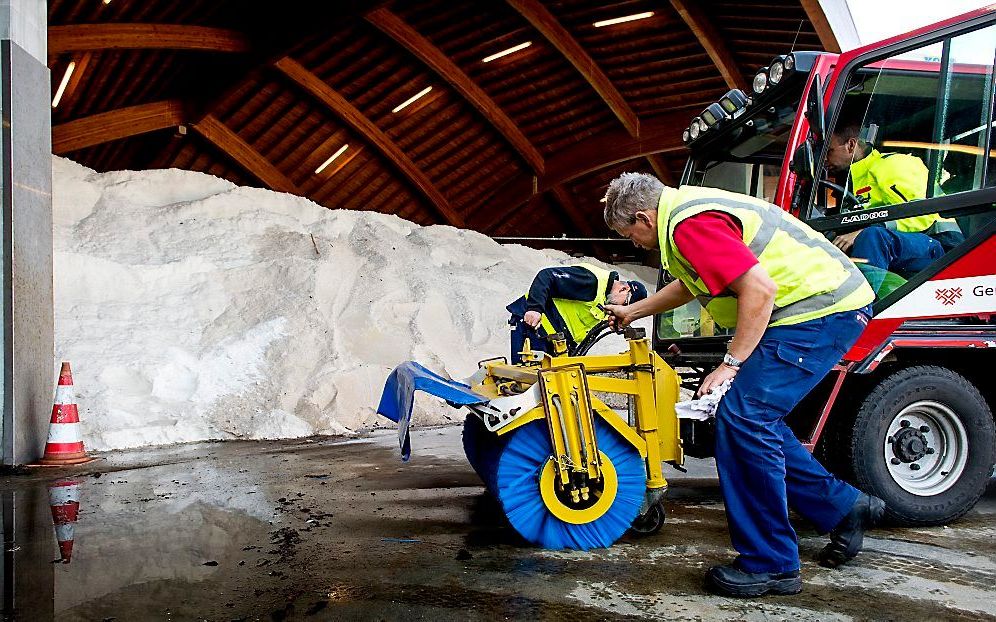 Rijkswaterstaat is er weer klaar voor als eind deze week natte sneeuw en mogelijk gladheid over het land daalt. beeld ANP