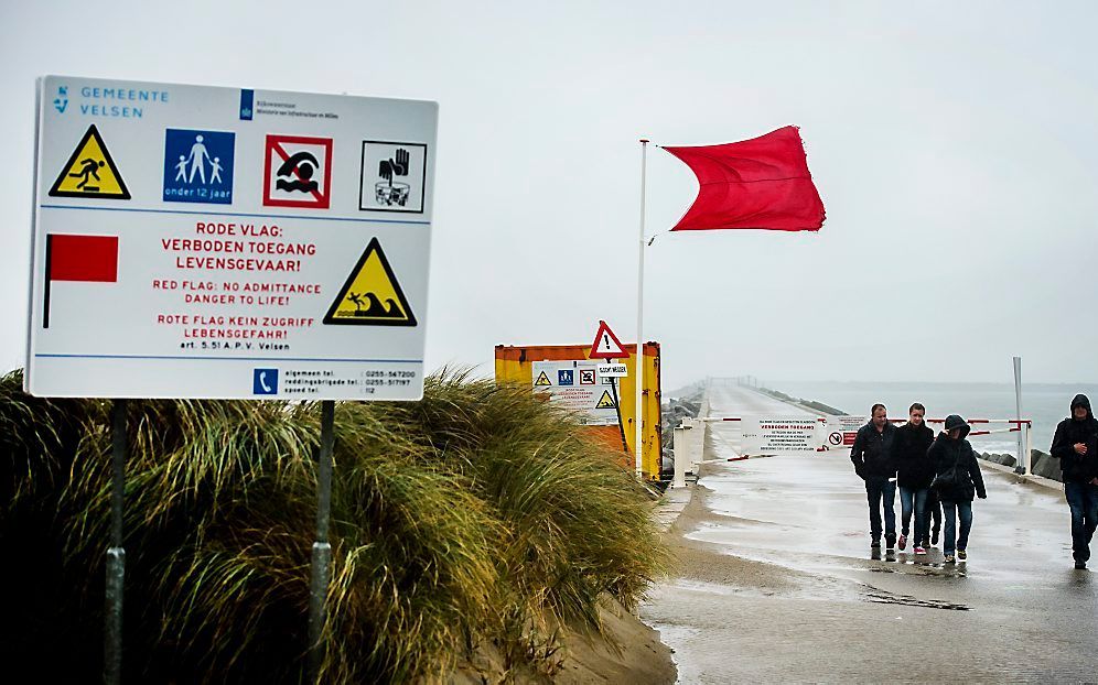 Door de verwachte storm is de pier bij IJmuiden afgesloten voor publiek. Nederland maakt zich op voor de eerste herfststorm. beeld ANP