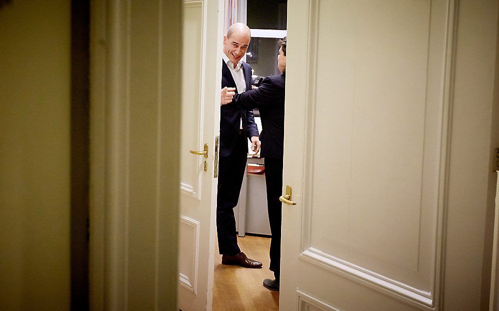 Samsom bij zijn werkkamer na beraad met het fractiebestuur over de kritische fractiegenoten. Beeld ANP