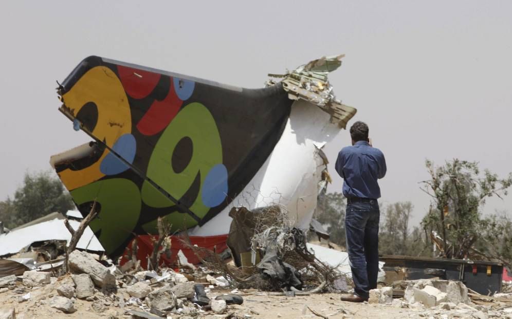 Resten van het toestel dat in 2010 op de luchthaven van de Libische hoofdstad Tripoli neerstortte. Van de 104 inzittenden overleefde slechts één kind de ramp. Een nabestaande schreef er een boek over. beeld EPA