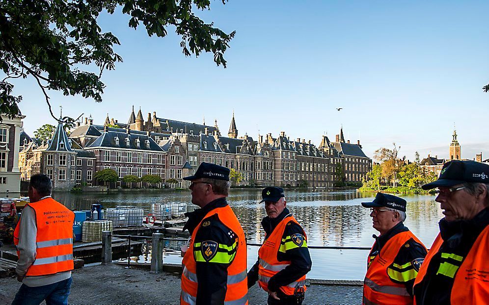 Actievoerende agenten bij het Binnenhof. Beeld ANP