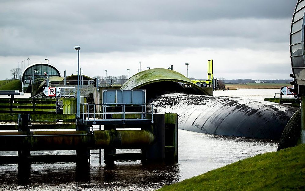 De stormvloedkering Ramspol is een opblaasbare dam, die bij hoogwater het Zwarte Meer van het Ketelmeer afsluit. beeld ANP