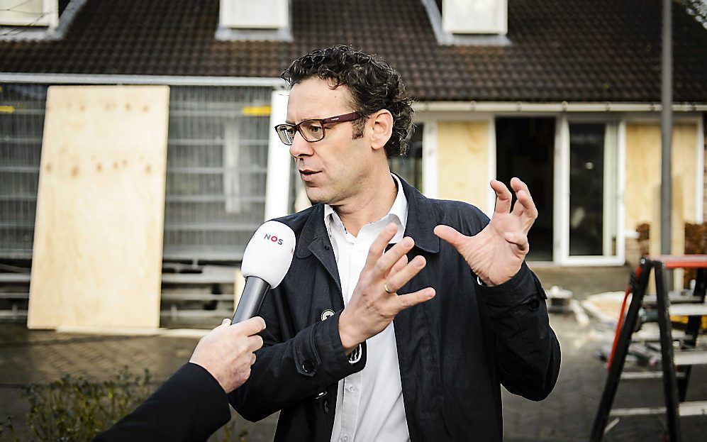 SGP-fractievoorzitter in Geldermalsen Lourens van Bruchem staat donderdag de pers te woord voor het gemeentehuis. beeld ANP