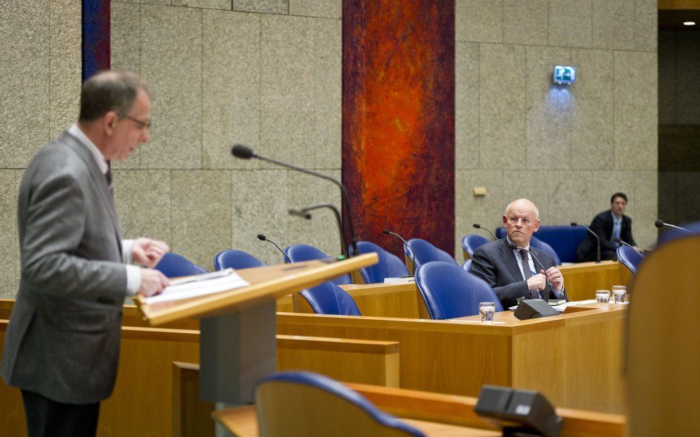 Minister van Buitenlandse Zaken Uri Rosenthal (R) luistert naar PVV-er Wim Kortenoeven donderdag tijdens het spoeddebat in de Tweede Kamer. Foto ANP