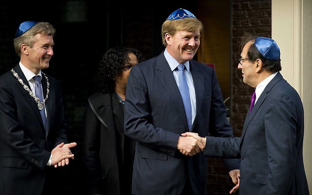 Prins Willem-Alexander wordt begroet door Joel Cahen (R) directeur van het Joods Historisch Museum. Foto ANP