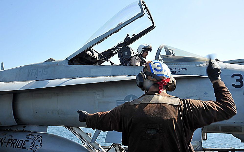 GOLF-REGIO. Een Amerikaanse F-18 vertrok gisteren van een vliegdekschip in de Golf voor een patrouillevlucht boven Irak. beeld AFP