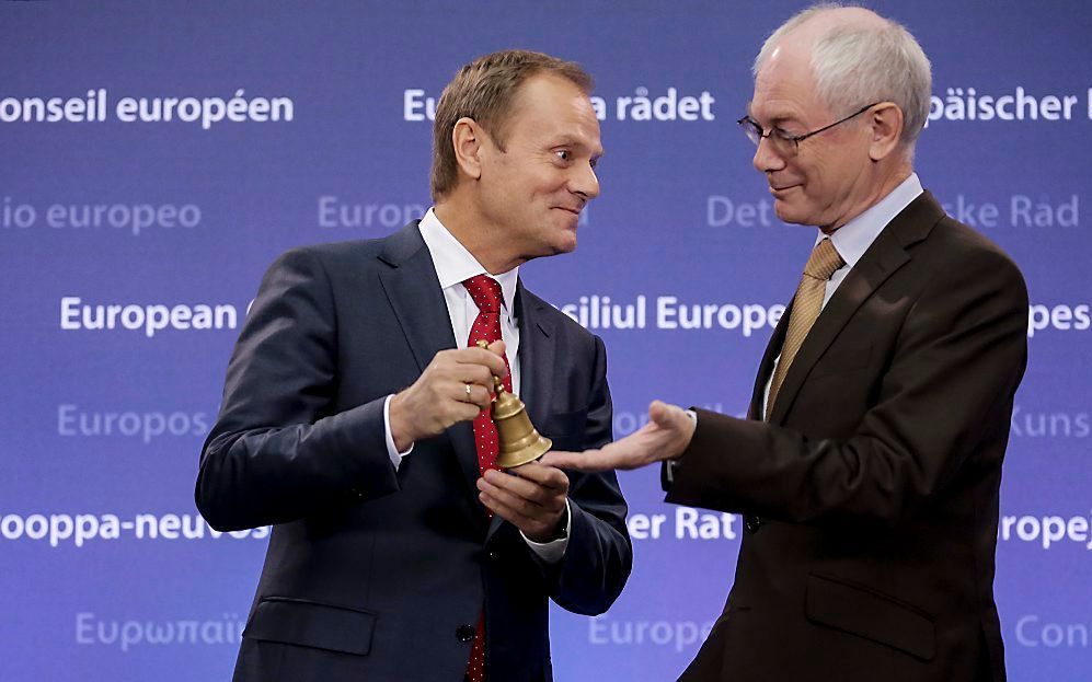 Herman Van Rompuy (r.) met zijn opvolger als voorzitter van de Europese Raad, Donald Tusk (l.). beeld EPA