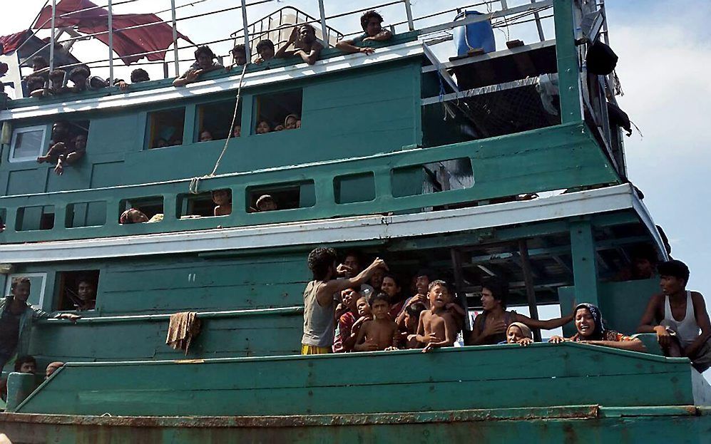 Boot met vluchtelingen uit onder meer Birma voor de kust van Maleisie. Beeld EPA