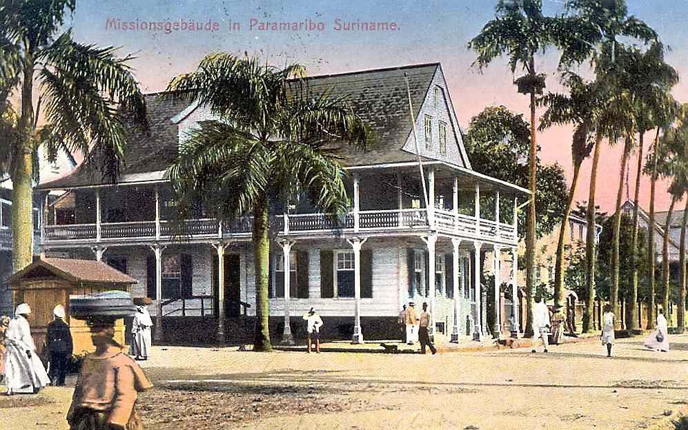 Wie Herrnhutters zegt, zegt zending. Een oude foto van het zendingsgebouw van de Evangelische Broedergemeente in Paramaribo, Suriname. beeld ZZG