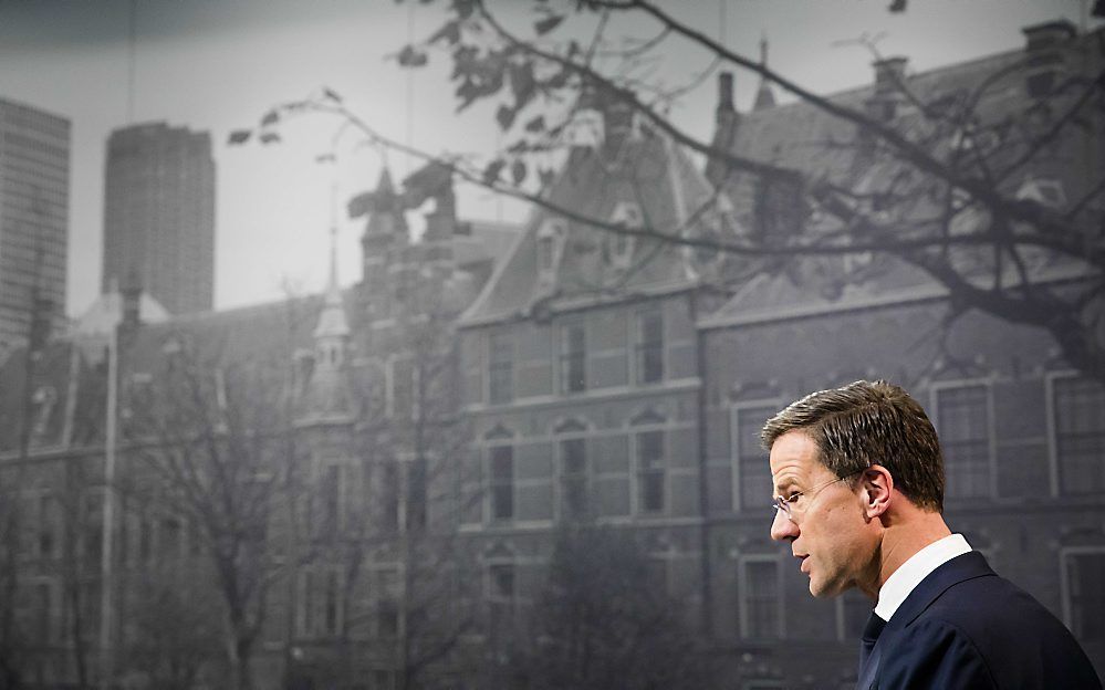 Premier Rutte vrijdag tijdens zijn persconferentie na de ministerraad. Het kabinet besloot 300 miljoen uit te geven om de CO2-uitstoot terug te dringen. beeld ANP, Bart Maat