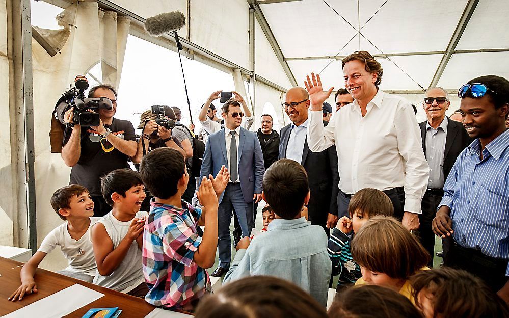 Minister Bert Koenders van Buitenlandse Zaken bezoekt samen met andere ministers van Buitenlandse Zaken een opvangkamp voor vluchtelingen in Elaionas. Koenders brengt samen de andere ministers een bezoek aan Griekenland en Turkije om de situatie met de vl