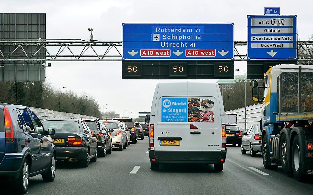 Het is vrijdagmiddag erg druk op de weg.  beeld ANP