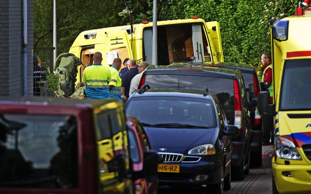 DELFT - Ambulances staan woensdag klaar bij de Syriesingel in Delft waar een verdacht pakketje is aangetroffen. Twintig woningen zijn ontruimd en het gebied rond de straat is afgezet. Foto ANP