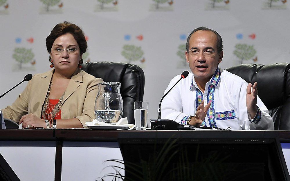 De Mexicaans president Felipe Calderon (r.) en de Spaanse minister van Buitenlandse Zaken Patricia Espinosa in Cancun. Foto EPA