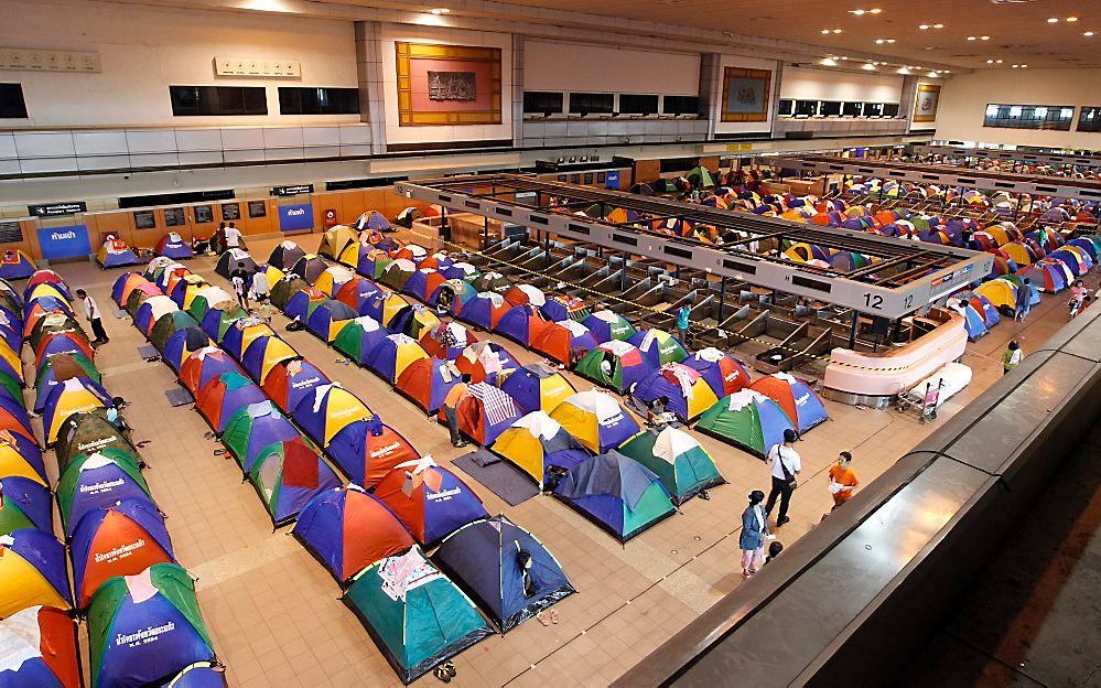 Evacué's verblijven op de voormalige luchthaven van Bangkok. Foto EPA