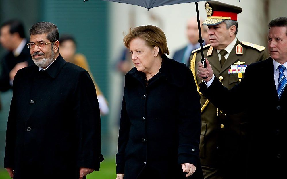 Morsi (l.) en Merkel. Foto EPA