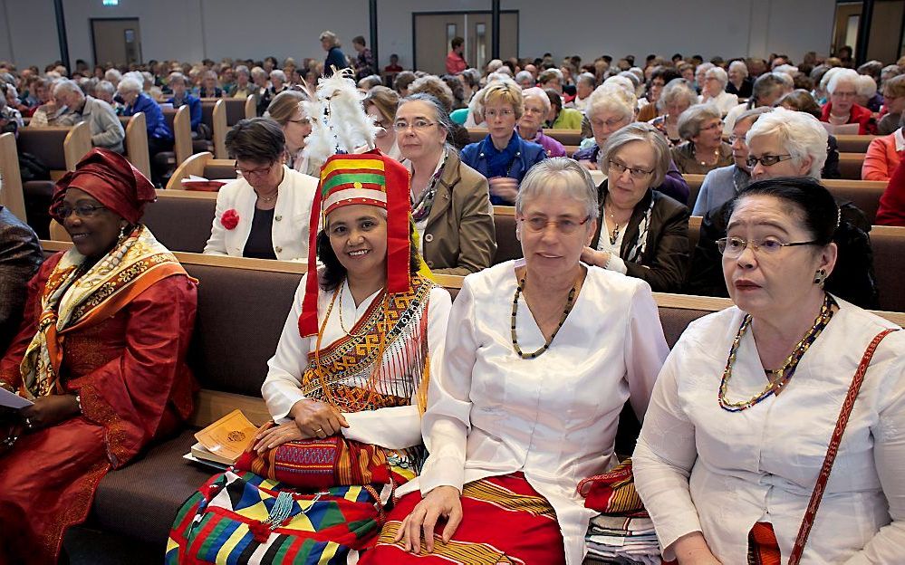 De Bond van Christelijke Gereformeerde Vrouwenverenigingen vierde dinsdag in Urk zijn 65-jarig jubileum, in aanwezigheid van twee vrouwen uit Torajaland, Indonesië. beeld Dick Vos