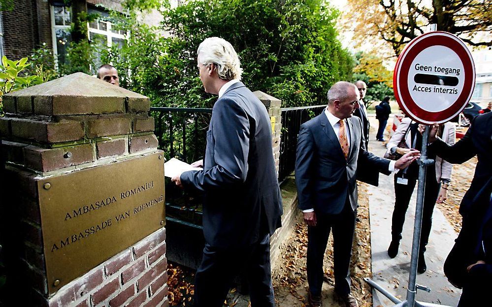 PVV-leider Geert Wilders maandagmorgen bij de Roemeense ambassade. Foto ANP