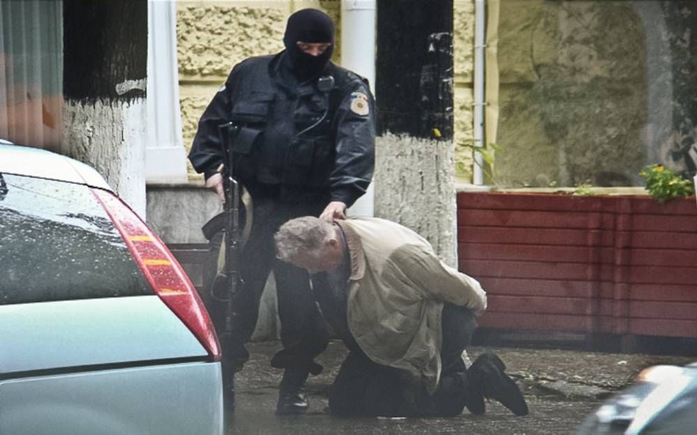 CHISINAU. De arrestatie van een KGB-informant die wordt verdacht van het smokkelen van uranium in de Moldavische hoofdstad Chisinau. beeld AP/Moldova police